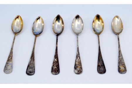 Conjunto de seis colheres de café em prata com relevos nos cabos em tons de dourado.